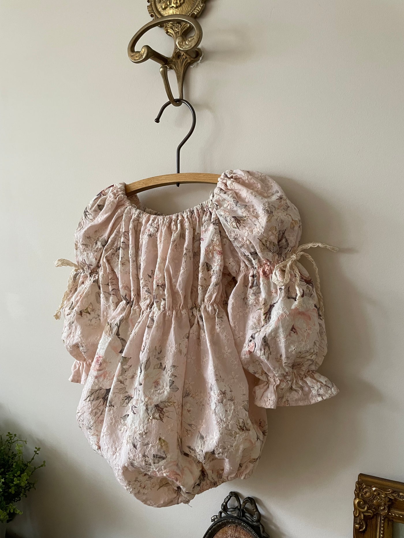 Misty Eyelet Romper _Pink